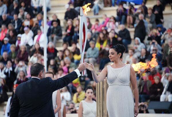 Ино Менегаки в роли Верховной жрицы богини Геры и президент Греческого Олимпийского комитета Спирос Капралос