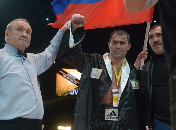 Россиянин Рахим Чахкиев (в центре) после победы над румыном Юлианом Илие
