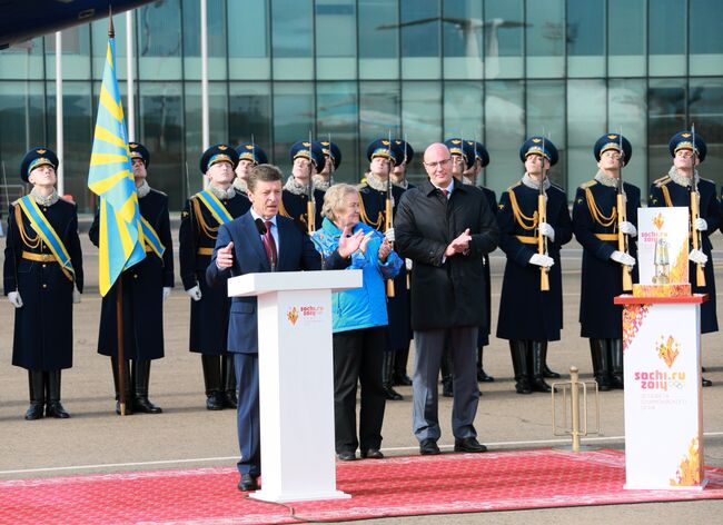 резидент АНО Оргкомитет Сочи 2014 Дмитрий Чернышенко, заместитель председателя правительства РФ Дмитрий Козак и посол Олимпийских игр в Сочи, шестикратная олимпийская чемпионка по конькобежному спорту Лидия Скобликова (справа налево на первом плане)