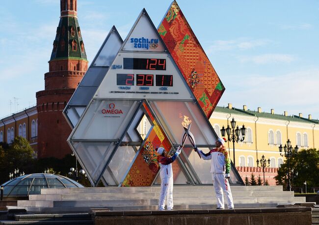 Школьница Олеся Покровская и машинист метрополитена Андрей Ульянов во время старта эстафеты Олимпийского огня в Москве.