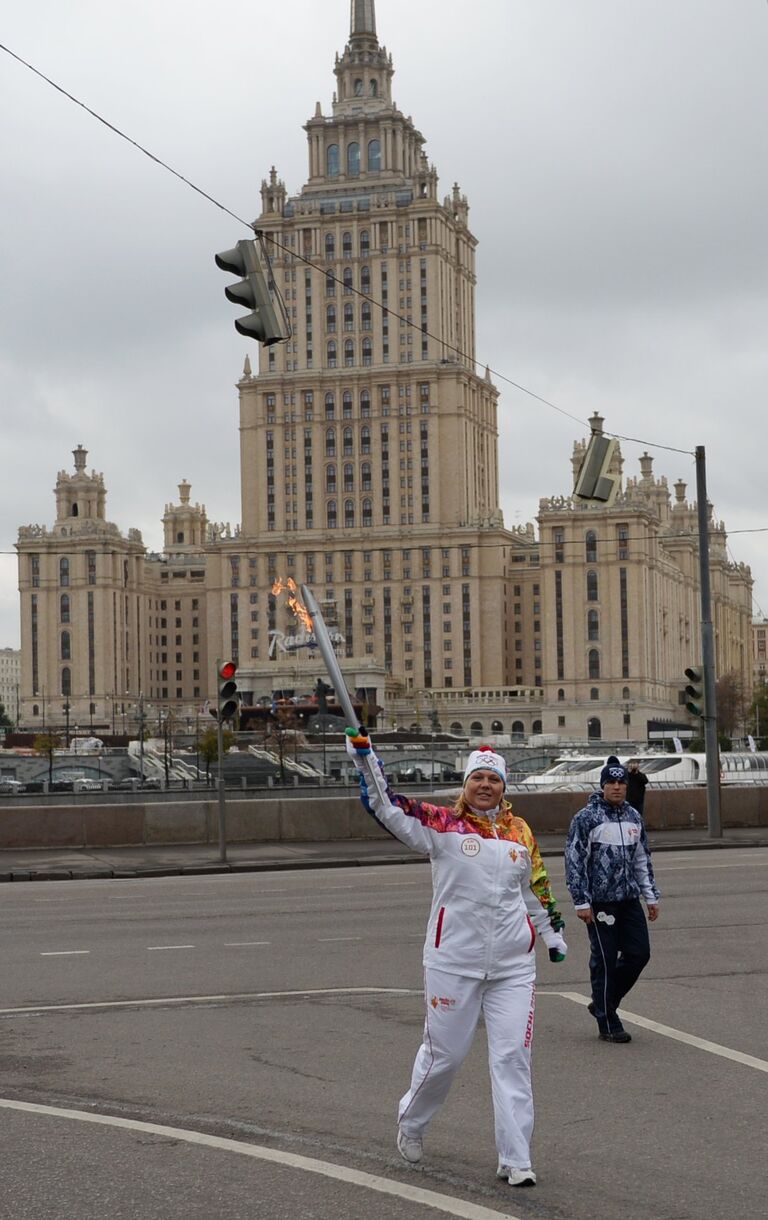 Светлана Гладышева во время эстафеты Олимпийского огня в Москве.