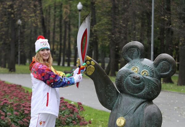 Юлия Винокурова у памятника Олимпийскому Мишке на Лужнецкой набережной в Москве
