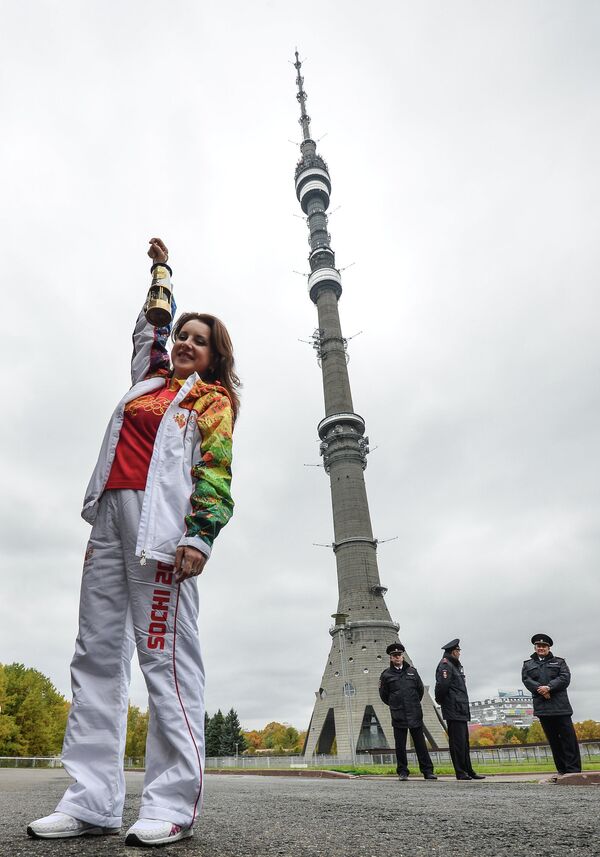 Российская фигуристка, посол Сочи-2014 Ирина Слуцкая возле Останкинской телебашни во время эстафеты Олимпийского огня в Москве