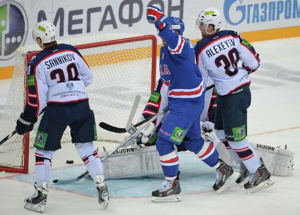 Нападающий СКА Тони Мортенссон (в центре) радуется своей забитой шайб в ворота Сибири