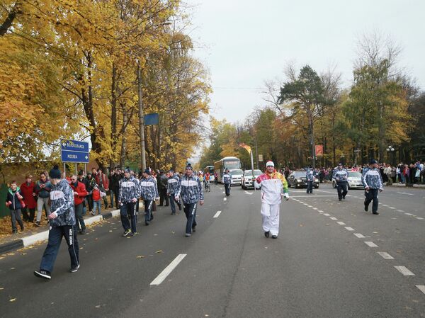 Участники Эстафеты Олимпийского огня направляются в сторону города Волоколамска Московской области