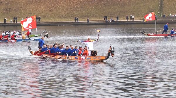 Огонь Олимпиады-2014 проплыл на лодках-драконах по Волге в Твери