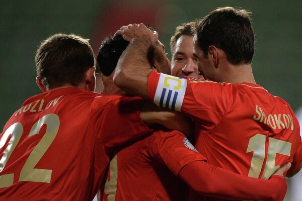 Футболисты сборной России радуются забитому голу в ворота Люксембурга