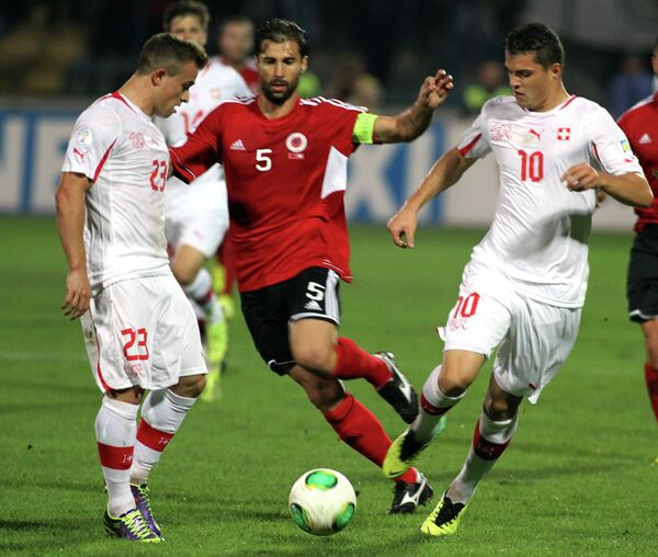Футболисты сборной Швейцарии  Джердан Шакири и Гранит Джака против полузащитника сборной Албании Лорика Кана