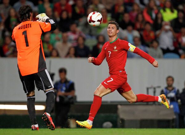 Нападающий сборной Португалии Криштиану Роналду и голкипер Израиля Дуду Ават