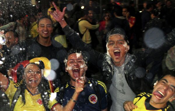 Жители столицы Колумбии Богота во время празднований выхода национальной сборной по футболу на МЧ-2014