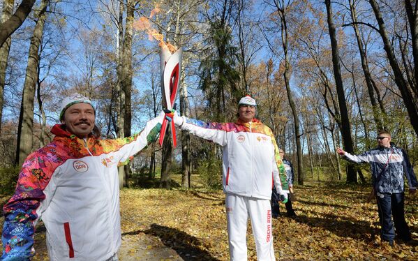 Участники Эстафеты Олимпийского огня в Тульской области литераторы Александр Гаврилов (слева) и Владислав Отрошенко