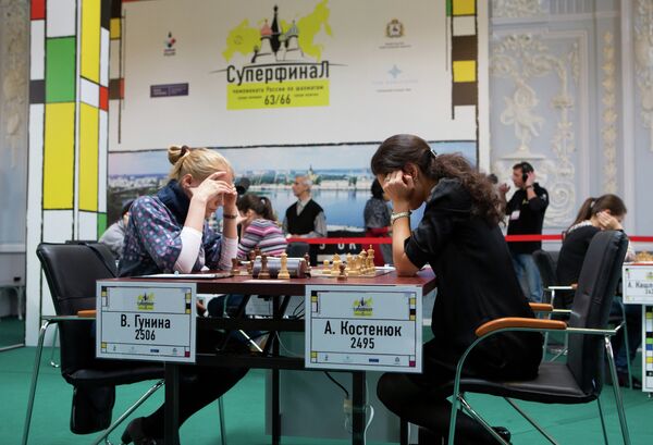 Шахматистки Валентина Гунина (слева) и Александра Костенюк во время суперфинала Чемпионата России по шахматам