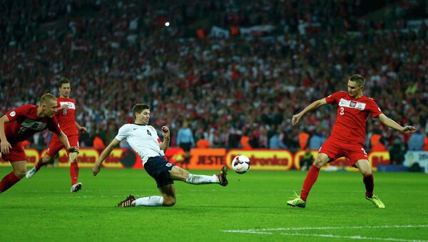 Стивен Джеррард забивает гол в ворота сборной Польши