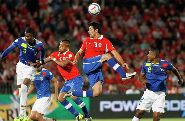 Игровой момент матча между сборными командами Чили и Эквадора