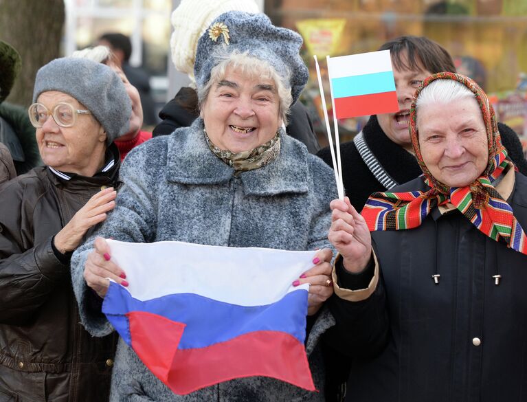 ители города во время Эстафеты Олимпийского огня в Рязани