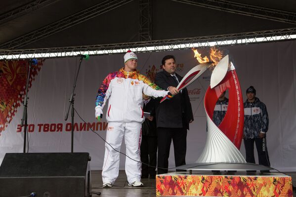 Геннадий Муратов зажигает Чашу Олимпийского Огня в Муроме