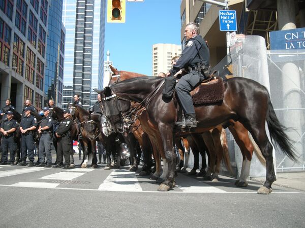 Конная полиция на улицах Торонто накануне саммита двадцатки