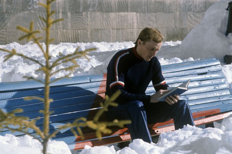 Василий Рочев, член сборной команды СССР по лыжным гонкам, на отдыхе