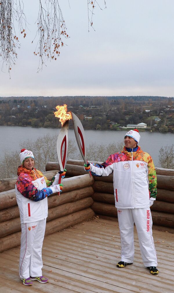 Передача олимпийского огня во время эстафеты в городе Плес Ивановской области