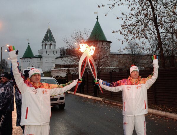 Факелоносцы во время эстафеты олимпийского огня в городе Кострома