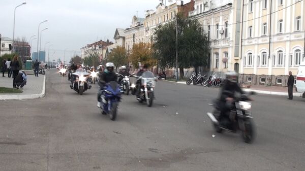 Колонна из сотни байкеров проехала по улицам Астрахани