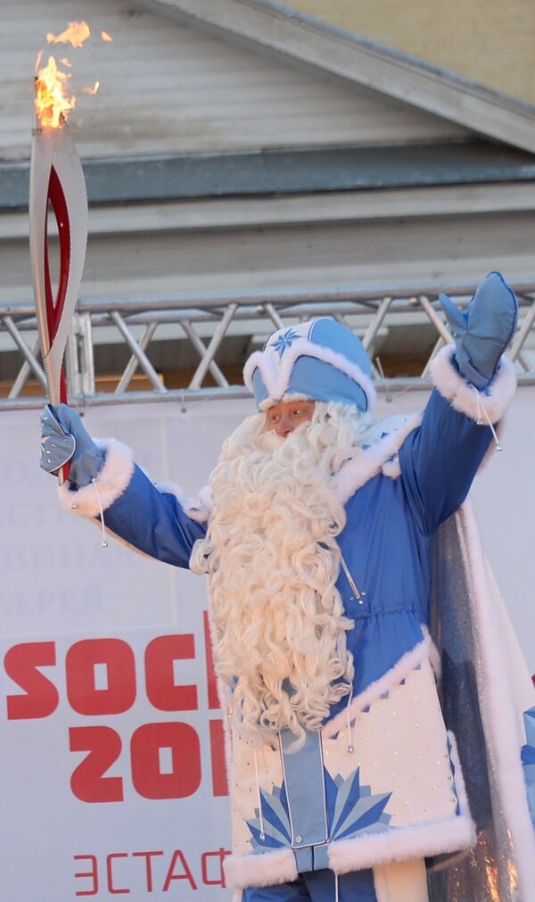 Факелоносец в костюме Деда Мороза