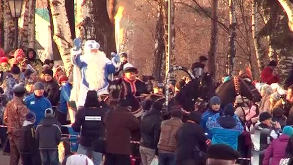 Дед Мороз на тройке лошадей провез огонь Игр-2014 по Вологде