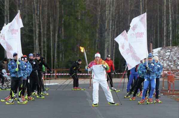 Виктор Джуссоев принимает участие в эстафете олимпийского огня в Петрозаводске