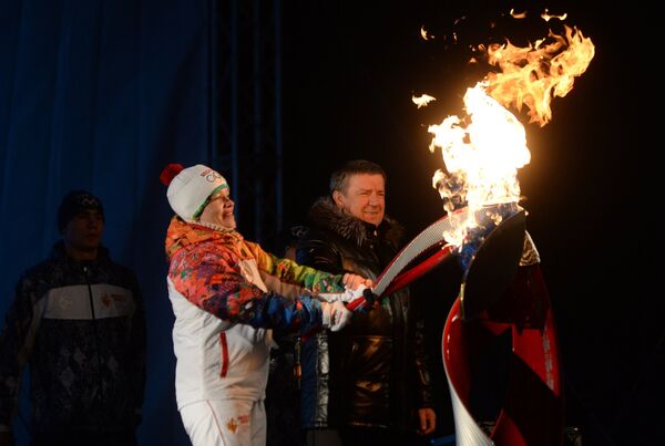 Лыжница Евгения Медведева принимает участие в эстафете олимпийского огня в Петрозаводске