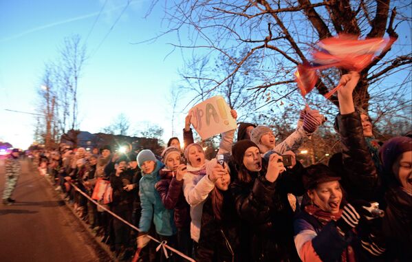 Жители Петрозаводска наблюдают за ходом эстафеты олимпийского огня в Петрозаводске