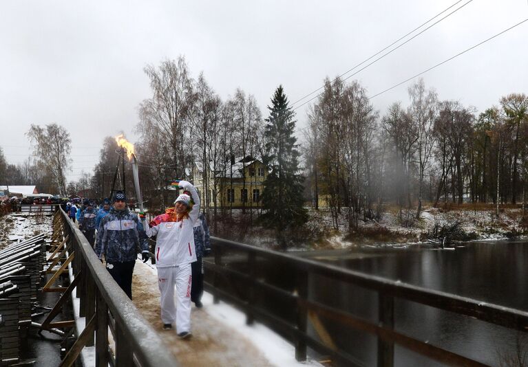 Факелоносец во время эстафеты олимпийского огня в поселке Олонец Республики Карелия