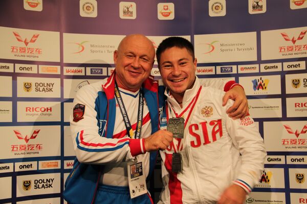 Олег Чен (справа)