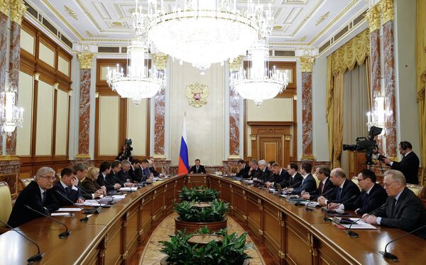 Премьер-министр РФ Дмитрий Медведев (в центре) проводит заседание кабинета министров РФ в Доме правительства РФ