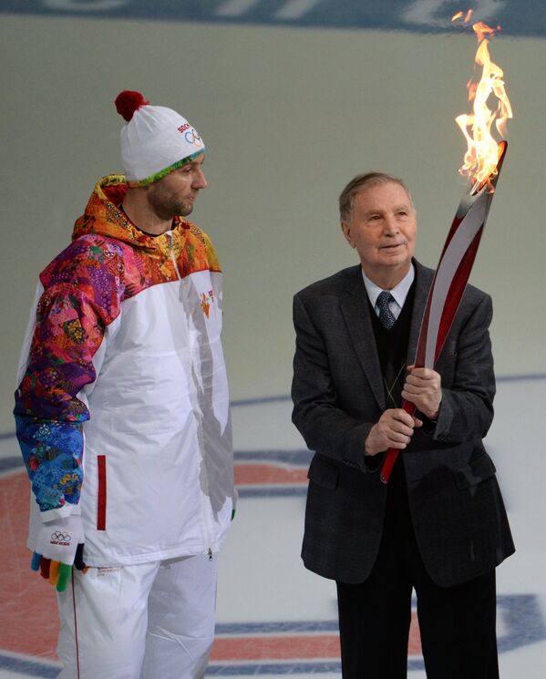 Алексей Морозов и хоккейный тренер Виктор Тихонов (слева направо)