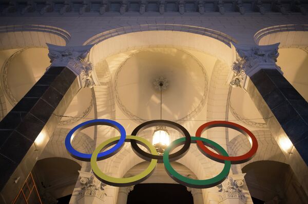 Установка Олимпийских колец на железнодорожном вокзале в Сочи