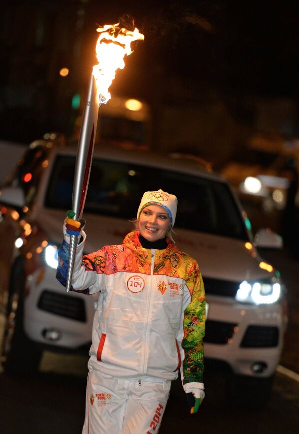 Российская актриса Татьяна Арнтгольц во время эстафеты олимпийского огня в Калининграде
