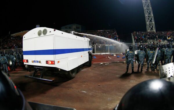 Сотрудники правоохранительных органов применяют спецсредства против болельщиков на стадионе в Ярославле