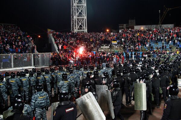 Сотрудники правоохранительных органов обеспечивают безопасность на стадионе в Ярославле