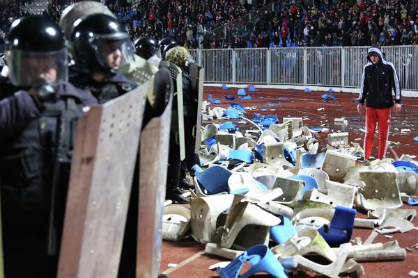 Сотрудники правоохранительных органов останавливают болельщиков, устроивших беспорядки на стадионе в Ярославле