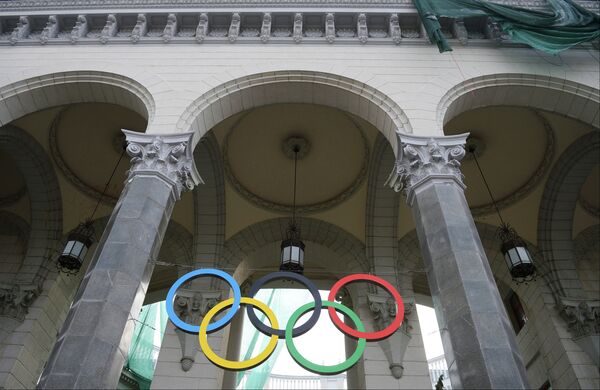Олимпийские кольца на железнодорожном вокзале в Сочи