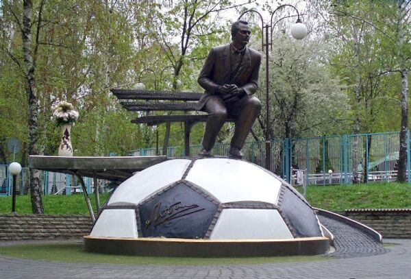 Памятник тренеру Валерию Лобановскому