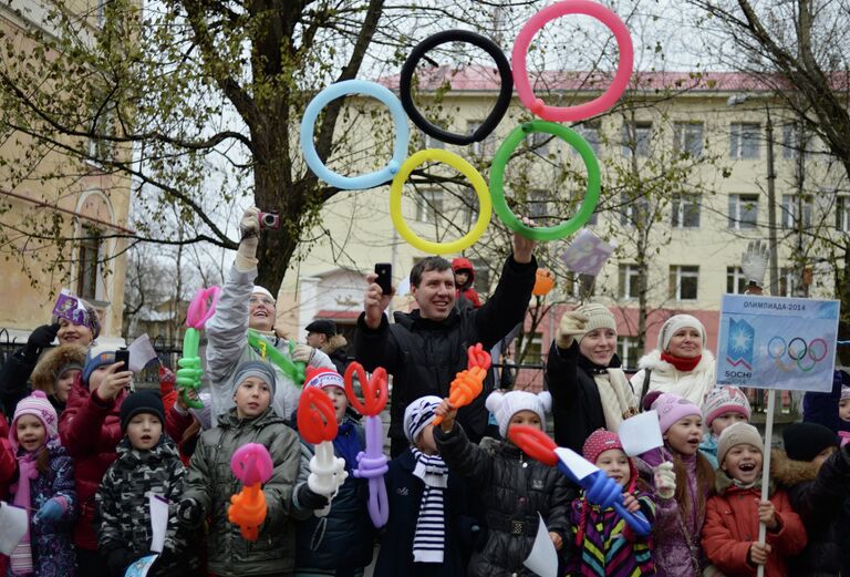 Жители Северодвинска во время эстафеты олимпийского огня