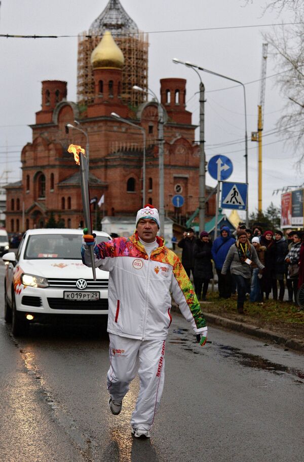 Игорь Гапанович во время эстафеты олимпийского огня в Архангельске