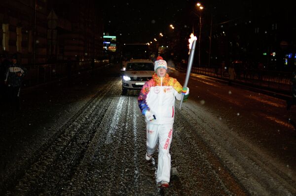 Факелоносец во время эстафеты олимпийского огня в Архангельске