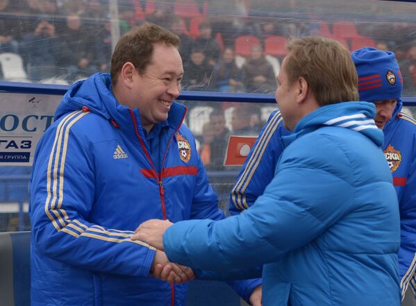 Леонид Слуцкий (слева) и главный тренер Волги Юрий Калитвинцев
