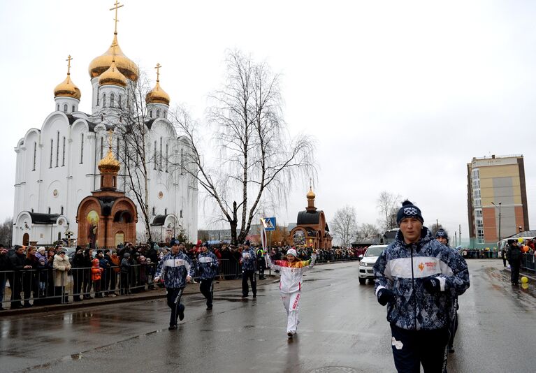 Заслуженный мастер спорта России по лыжным гонкам Наталья Смирнова во время эстафеты олимпийского огня в Сыктывкаре