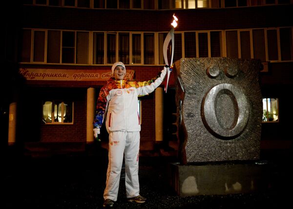 Факелоносец во время эстафеты олимпийского огня в Сыктывкаре
