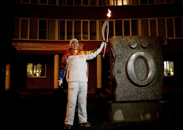 Факелоносец во время эстафеты олимпийского огня в Сыктывкаре
