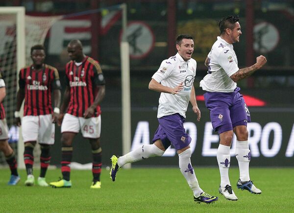 Футболисты Фиорентины радуются мячу Хуана Мануэля Варгаса в ворота Милана