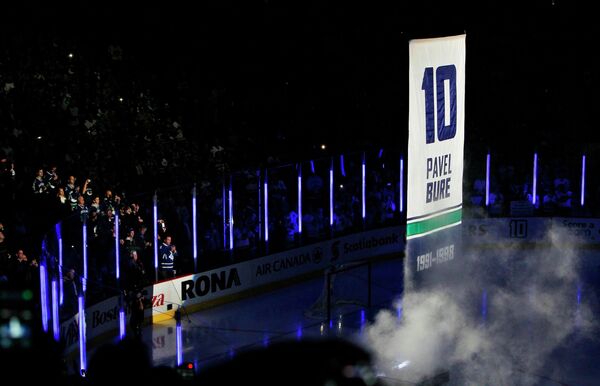 Свитер Павла Буре поднят под сводами арены клуба НХЛ Ванкувер Кэнакс